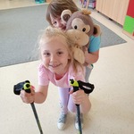 Szlachetnie i zdrowo z małpką Iwoną- projekt edukacyjny - dzieci z kijkami i maskotka 