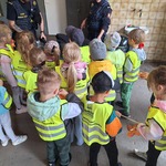 Dni techniki kolejowej- dzieci zwiedzają stoisko Straży ochrony kolei