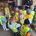 Dni techniki kolejowej- dzieci zwiedzają stoisko Straży ochrony kolei