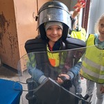Dni techniki kolejowej - chłopiec w kamizelce i kasku