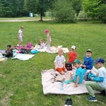 Wycieczka Do Nadleśnictwa Dojlidy - dzieci na kocykach