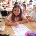 Dzień kropki w grupie Pszczółki - dziecko przy stoliku