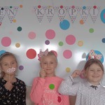 Dzień kropki w grupie Pszczółki - dzieci na tle tablicy