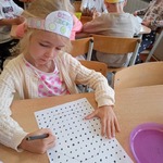 Dzień kropki w grupie Pszczółki- dziecko przy stoliku