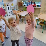 Dzień kropki w grupie Żabki- dzieci z kolorowa kropka