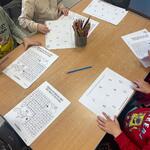 Dzień Jabłka- Smerfy przy stolikach wykonują zadania z kart pracy