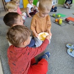 Dzień Jabłka- degustacja jabłkowych przetworów w grupie Żabki