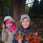 Dzień drzewa- dzieci z bukietami kolorowych liści
