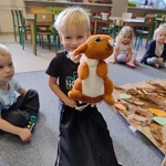 Dzień drzewa- dziecko z pluszowa wiewiórką 