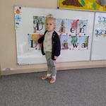 Dzień drzewa- dziecko przy tablicy magnetycznej