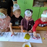 Dzień drzewa- dzieci malują farbami