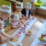 Dzień drzewa- dzieci malują farbami