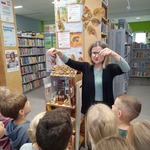 Jesienna wizyta Pszczółek w Książnicy Podlaskiej - dzieci słuchają p. bibliotekarki