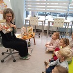 Jesienna wizyta Pszczółek w Książnicy Podlaskiej - dzieci słuchają bajki o jeżyku