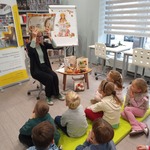 Jesienna wizyta Pszczółek w Książnicy Podlaskiej - dzieci słuchają bajki o jeżyku