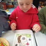 Jesienna wizyta Pszczółek w Książnicy Podlaskiej - dziecko wykonuje pracę plastyczną