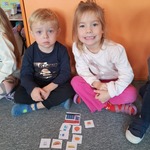 ABC MAŁEGO KONSUMENTA - dzieci na dywanie