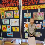 Zaprojektuj geometryczny znaczek pocztowy - dziewczynka z nagrodą