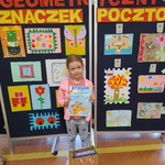 Zaprojektuj geometryczny znaczek pocztowy - dziewczynka z dyplomem