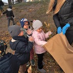 Ratujmy białostockie kasztanowce - dzieci wrzucają liście do worka