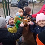 Ratujmy białostockie kasztanowce- dzieci wrzucają liście do worka