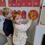 Dzień Poczty Polskiej- dzieci przy tablicy magnetycznej