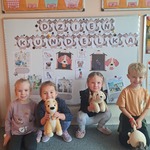 Dzień Kundelka - dzieci z pluszowymi pieskami