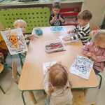 Dzień Kundelka - Żabki przy pracy plastycznej