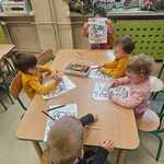 Dzień Kundelka - Żabki przy pracy plastycznej