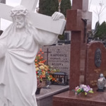 Wyjście na cmentarz - dziecko stawia znicz