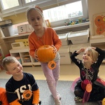 Dzień Dyni w grupie Słoneczka  - dziewczynka trzyma dynie 