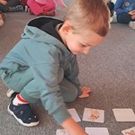 Dzień Postaci z Bajek - dziecko w zabawie memory