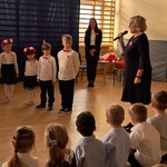 Apel z okazji 11 listopada - podziękowanie Pani Dyrektor uczestnikom za udział i przygotowanie apelu