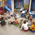 Centrum Edukacji Muzeum Wojska w Białymstoku - dzieci słuchają legendy