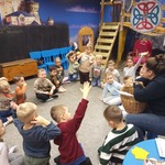 Centrum Edukacji Muzeum Wojska w Białymstoku - dzieci podczas rozmowy