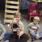 Centrum Edukacji Muzeum Wojska w Białymstoku - chłopiec z pacynką