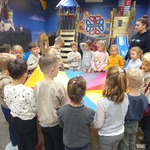 Centrum Edukacji Muzeum Wojska w Białymstoku - zabawa z chustą animacyjną