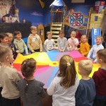 Centrum Edukacji Muzeum Wojska w Białymstoku - zabawa z chustą animacyjną