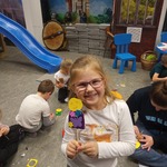 ICentrum Edukacji Muzeum Wojska w Białymstoku - dziewczynka z pacynką