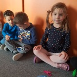 Międzynarodowy Dzień Praw Dziecka - dzieci na dywanie podczas zajęć