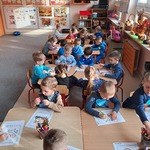 Międzynarodowy Dzień Praw Dziecka - dzieci podczas zajęć plastycznych