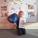 Międzynarodowy Dzień Praw Dziecka - dziewczynka ze swoją pracą