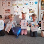 Międzynarodowy Dzień Praw Dziecka - dzieci ze swoimi pracami