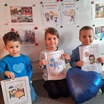 Międzynarodowy Dzień Praw Dziecka - dzieci ze swoimi pracami