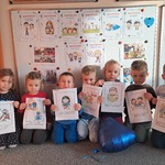 Międzynarodowy Dzień Praw Dziecka - dzieci ze swoimi pracami
