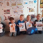 Międzynarodowy Dzień Praw Dziecka - dzieci ze swoimi pracami