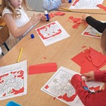 Kultura i język - dzieci wyklejają godło Polski