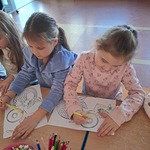Kultura i język - dzieci podczas pracy plastycznej Warszawska syrenka