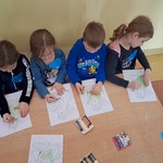 Kultura i język - dzieci wykonują pracę plastyczną Smok wawelski