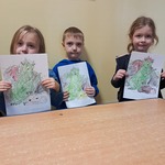 Kultura i język - dzieci z pracami Smok Wawelski